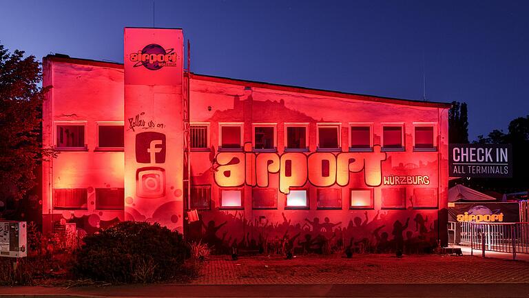 Der Club Airport, hier rot erstrahlt bei der 'Night of lights' im letzten Jahr, hatte ursprünglich eine Außen-Tanzfläche geplant.&nbsp;