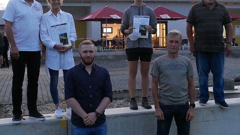 Das Bild zeigt die Ehrung des Frauenteams W35-W45 als Bayerischer Vizemeister von links Klaus Greier (Vorsitzender), Manuela Greier, Fabian Dietrich (Vorsitzender), Nicole Bähr, Dietmar Werner (Geschäftsführer und Abteilungsleiter Leichtathletik), Egon Stuhl (Vorsitzender) es fehlt: Tanja Dietrich.