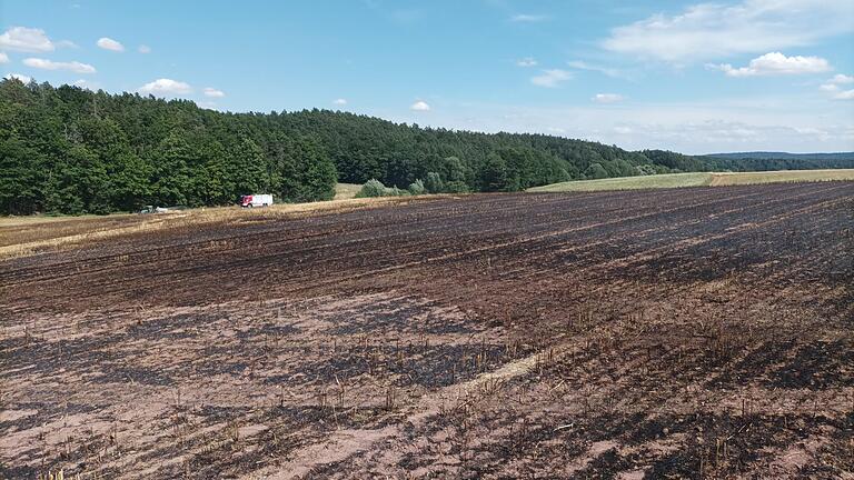 Drei Hektar Ackerfläche brannten am Montagnachmittag in der Nähe von Pettstadt nieder.