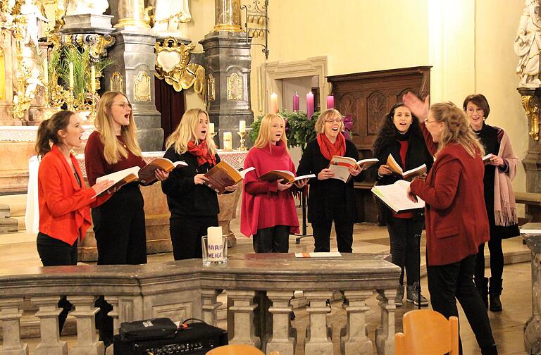 Voller Leidenschaft und Melancholie sang das Chorensemble der Musikschule Schweinfurt/Gerolzhofen mit seiner Dirigentin Ingrid Peppel 'Maria durch ein Dornwald ging'.