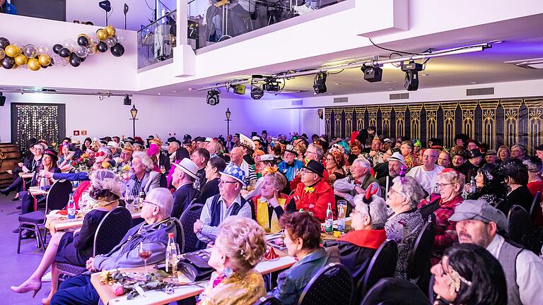 Blick in die ausverkaufte Kitzinger Fastnachtakademie. Blick in die ausverkaufte Kitzinger Fastnachtakademie.