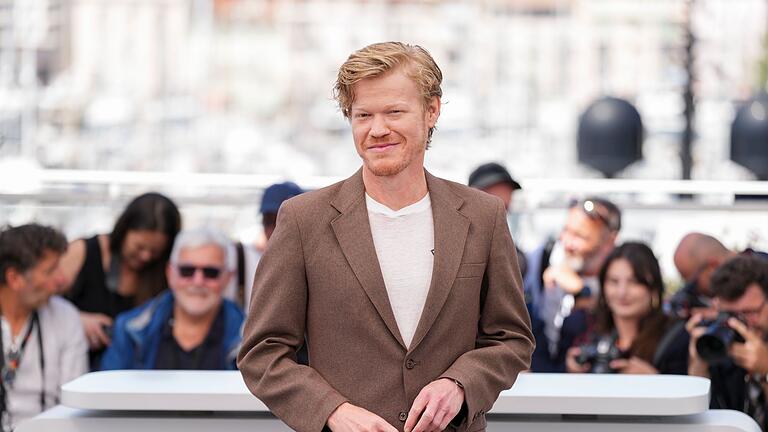 77. Filmfestival in Cannes - &bdquo;Kinds of Kindness&rdquo;       -  In Cannes wurde Jesse Plemons für seine Leistung gefeiert.