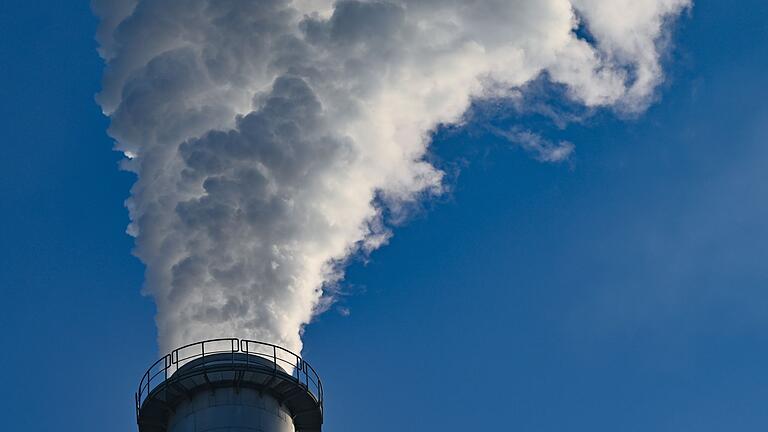 Dax-Konzerne senken Treibhausgas-Ausstoß       -  Größter Emittent von Treibhausgasen war 2023 der Baustoffkonzern Heidelberg Materials, gefolgt vom Energieunternehmen RWE und dem Chemiekonzern BASF. (Symbolbild)