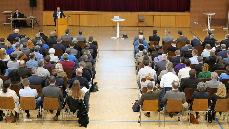 Zur Regionskonferenz in der Gerbrunner Mehrzweckhalle versammelten sich zahlreiche Verantwortliche der Verwaltungen von Würzburg Stadt und Land. Zur Regionskonferenz in der Gerbrunner Mehrzweckhalle versammelten sich zahlreiche Verantwortliche der Verwaltungen von Würzburg Stadt und Land.