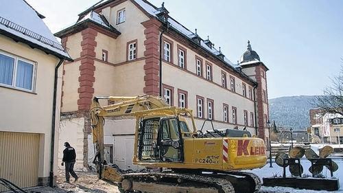 Freigestellt: Seit Montag ist die angebaute Garage am Gemündener Huttenschloß abgerissen. Freigestellt: Seit Montag ist die angebaute Garage am Gemündener Huttenschloß abgerissen.