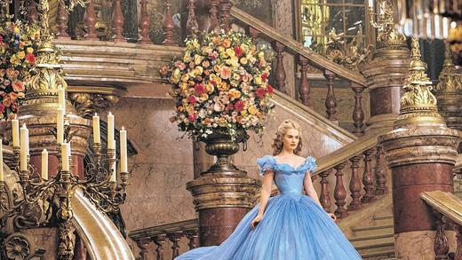 Es glitzert und funkelt: Lily James als Cinderella in der neuen Verfilmung des Grimm-Märchens.