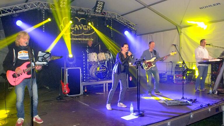 Die Band 'Heaven' hat am Montagabend ihren Auftritt am Gerolzhöfer Marktplatz.