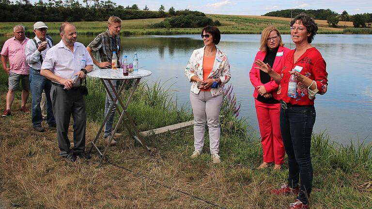 Kein Blatt vor den Mund nahm Fischwirtmeisterin Michaela Gerstner-Scheller beim Ortstermin in Obervolkach mit der Landtagsabgeordneten Gabi Schmidt, dem Mitglied des Europäischen Parlaments Ulrike Müller sowie Vertretern der Fischereiverbände (von rechts).