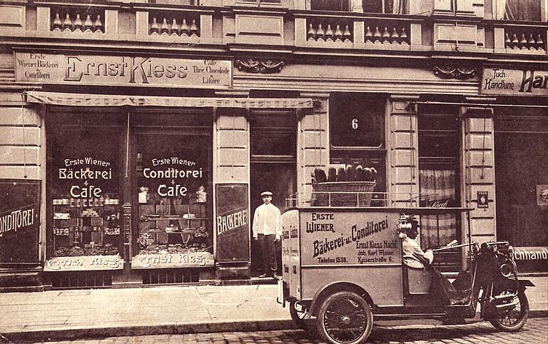 Ein Foto von 1930 zeigt Bäckerei und Conditorei Kiess im Haus, das 1945 von einer Bombe zerstört wurde.&nbsp;&nbsp;