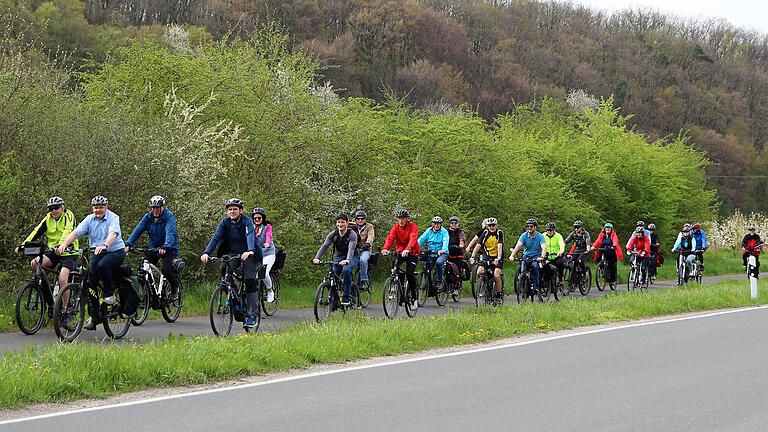 Meist auf Radwegen verlief die erste ILE Radl-Tour, an der etwa 50 Radlerinnen und Radler teilnahmen. Unser Foto entstand am Radweg zwischen Fahr und Stammheim.