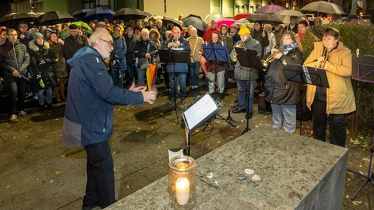 Der evangelische Posaunenchor Schweinfurt unter Leitung von Wolfhart Berger gab dem Gedenken der Opfer des Holocaust in Schweinfurt einen würdigen Rahmen. Der evangelische Posaunenchor Schweinfurt unter Leitung von Wolfhart Berger gab dem Gedenken der Opfer des Holocaust in Schweinfurt einen würdigen Rahmen.