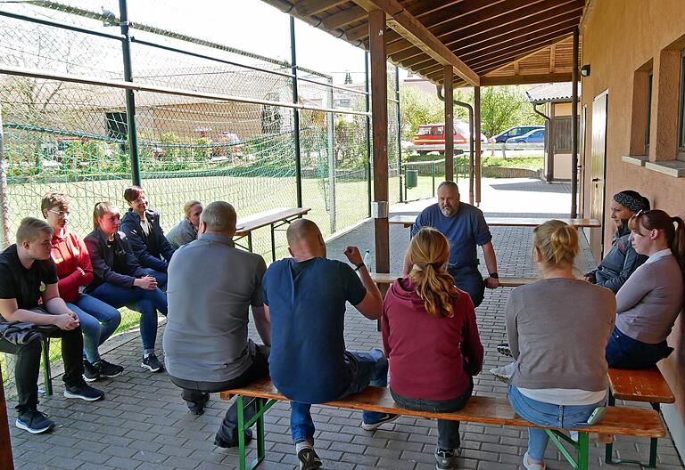 Der Erzieher und Erlebnispädagoge Thomas Ziegler (4. von rechts) war Referent des Workshops über pädagogische Handlungsmöglichkeiten bei Kindern. Der Erzieher und Erlebnispädagoge Thomas Ziegler (4. von rechts) war Referent des Workshops über pädagogische Handlungsmöglichkeiten bei Kindern.