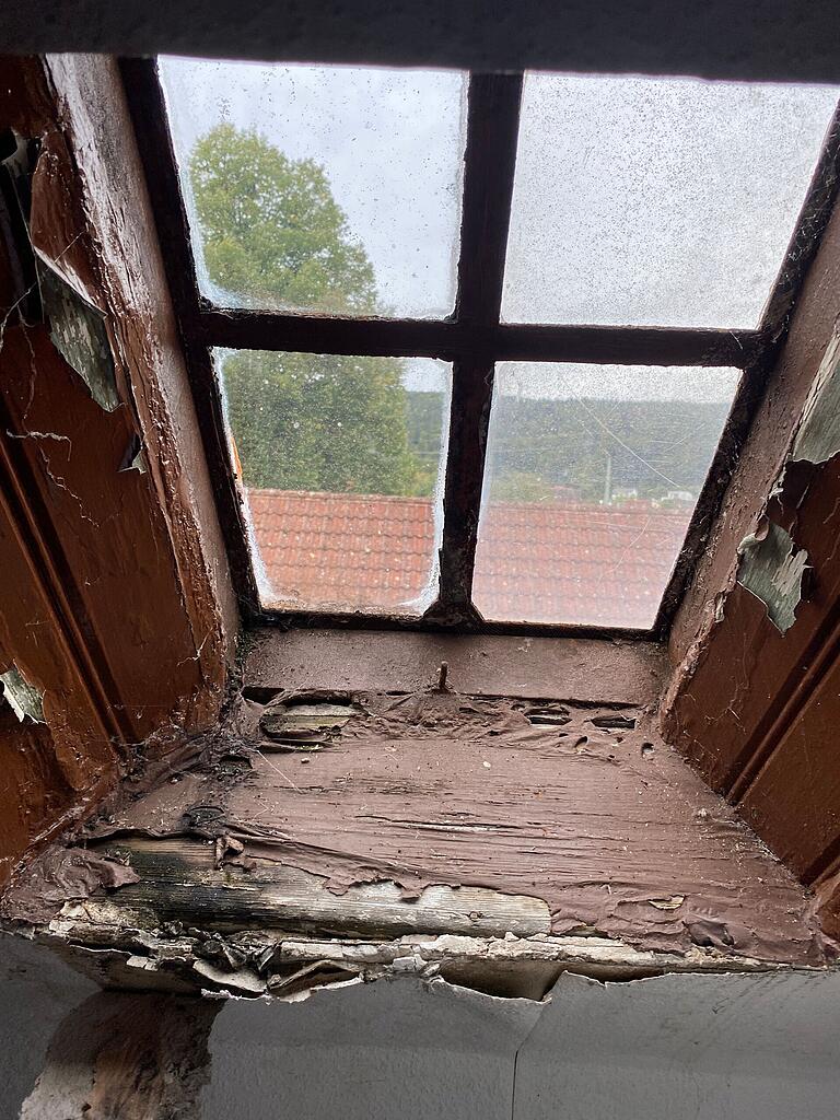 Im Fall einer Sanierung gäbe es viel zu tun. Zum Beispiel bei den Fenstern der alten Schule. Im Fall einer Sanierung gäbe es viel zu tun. Zum Beispiel bei den Fenstern der alten Schule.