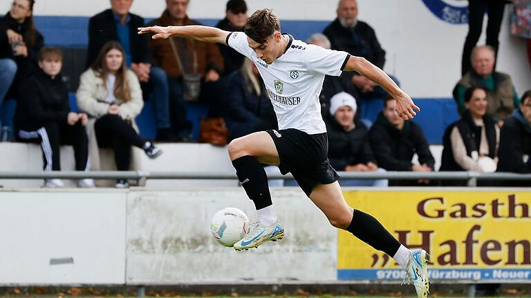 Fabio Hock erzielte die späte Führung für den Würzburger FV im Bayernliga-Auswärtsspiel beim ASV Neumarkt. Das Bild entstand im vorherigen Heimspiel gegen die DJK Ammerthal auf der Sepp-Endres-Sportanlage.