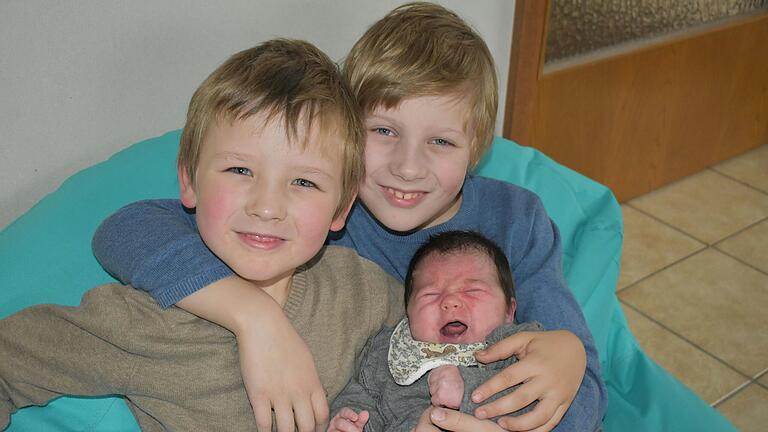 Zum Schreien findet Elisabeth Welzel aus Brendlorenzen, wohlbehütet von ihren Brüdern Georg und Fabian, den ersten Fototermin in ihrem Leben.