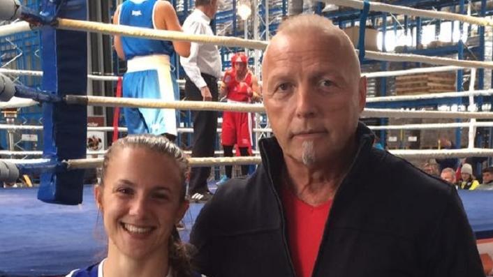 Sabrina Borst verteidigt ihren Titel       -  (red)   Boxerin Sabrina Borst von den Würzburger Kickers  hat ihren bayerischen Meistertitel verteidigt. Im Bantamgewicht (51 bis 54 Kilogramm) gewann sie im Finale gegen Roxana Ackermann vom TSV 1860 München souverän mit 5:0 Punkten. Borst dominierte alle drei Runden und zeigte einen technisch und kämpferisch hochklassigen Kampf. Darüber freute sich nicht nur die Athletin, sondern auch ihr Trainer Werner Fischer (rechts).