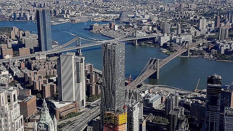 Diesen imposanten Blick vom &bdquo;One world Trade Center&ldquo; auf die Stadt mit der &bdquo;Brooklyn-Bridge&ldquo; (rechts) durften die Haßbergler genießen.