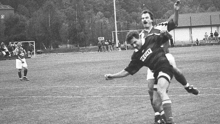 In der Saison 1996/97 sorgte der TSV Hollstadt auch im Toto-Pokal für Furore. Im Viertelfinale schalteten er den damaligen Landesligisten TSV Aubstadt nach Elfmeterschießen aus. Unser Archivbild zeigt den Hollstädter Horst Menninger (vorne) im Zweikampf mit Aubstadts Gerd Köhler (hinten). In der Saison 1996/97 sorgte der TSV Hollstadt auch im Toto-Pokal für Furore. Im Viertelfinale schalteten er den damaligen Landesligisten TSV Aubstadt nach Elfmeterschießen aus. Unser Archivbild zeigt den Hollstädter Horst Menninger (vorne) im Zweikampf mit Aubstadts Gerd Köhler (hinten).