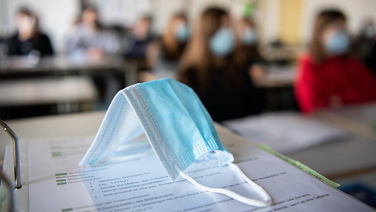 Schule in Corona-Zeiten: Besser mit Maske als gar keine Schule, meint die überwiegende Mehrheit von Eltern, Lehrkräften und Schülerinnen und Schülern.