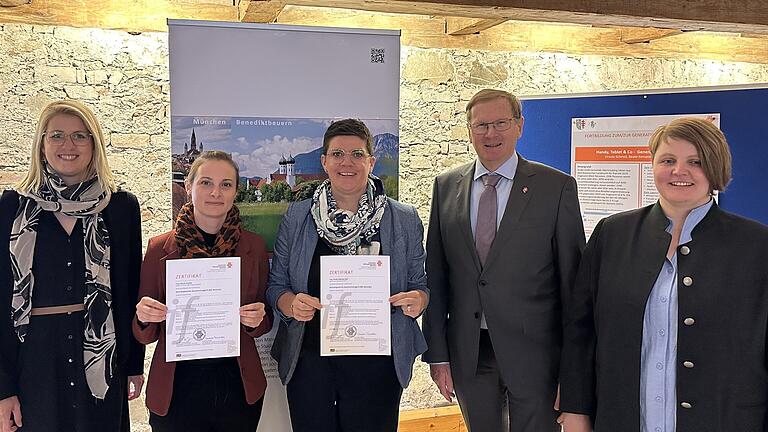 Erfolgreicher Abschluss (von links): Staatsministerin Anja Preuß, Carolin Endres (Quartiersmanagerin Bad Neustadt ), Nicole Köllmer-Holl (Quartiersmanagerin Wülfershausen), Wolfgang Seifert (Bürgermeister&nbsp; Wülfershausen) und Kursleiterin Franziska Harbich bei der Zertifikatsübergabe auf dem Campus Benediktbeuern.