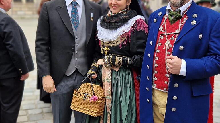 Zwei Mitglieder des Geldersheimer Trachtenvereins in München: Franziska Schlemmer und Jens Wörner mit Ludwig Prinz von Bayern in der Residenz. Zwei Mitglieder des Geldersheimer Trachtenvereins in München: Franziska Schlemmer und Jens Wörner mit Ludwig Prinz von Bayern in der Residenz.