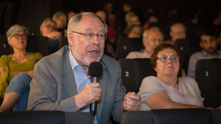 Engagierter Streiter für die Menschenrechte: Walter Kolbow im Jahr 2017 bei einer Diskussion im Kino in Würzburg. Engagierter Streiter für die Menschenrechte: Walter Kolbow im Jahr 2017 bei einer Diskussion im Kino in Würzburg.