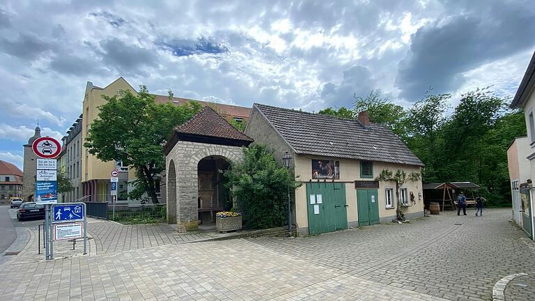 Läuft man von der Volkacher Altstadt durchs Gaibacher Tor (links) zum Weinfestplatz und den Parkplätzen, kommt man am 'Weinstadl' (mit grünen Türen) vorbei. Läuft man von der Volkacher Altstadt durchs Gaibacher Tor (links) zum Weinfestplatz und den Parkplätzen, kommt man am 'Weinstadl' (mit grünen Türen) vorbei.