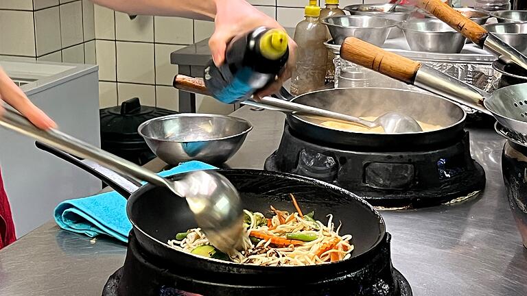 China Thai Restaurant Bad Kissingen - Für die Currysoße wird grüne, rote oder gelbe Currypaste verwendet. China Thai Restaurant Bad Kissingen - Für die Currysoße wird grüne, rote oder gelbe Currypaste verwendet.