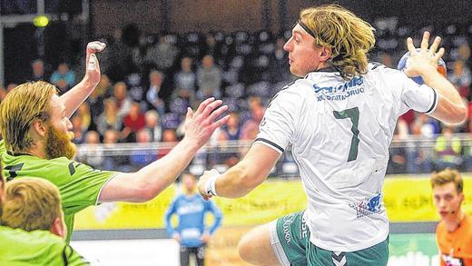 Rückkehr aufs Parkett: Daniel Sauer (rechts), mittlerweile als Geschäftsführer der DJK Rimpar Wölfe tätig, gab beim Auswärtsspiel in Emsdetten sein Comeback im Zweitliga-Team.
