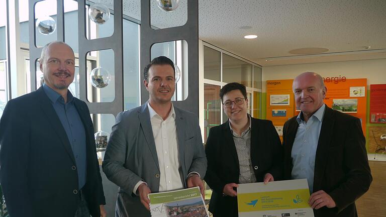 Einen positiven Jahresbericht legte die Umweltbildungsstätte vor. Das Bild zeigt Klaus Spitzl, Geschäftsführer Naturpark und Biosphärenreservat Rhön, Bernd Fischer, Geschäftsführer Umweltbildungsstätte Oberelsbach, Bürgermeisterin Birgit Erb und Landrat Thomas Habermann (von links)  Luisa Denner/Umweltbildungsstätte       -  Einen positiven Jahresbericht legte die Umweltbildungsstätte vor. Das Bild zeigt Klaus Spitzl, Geschäftsführer Naturpark und Biosphärenreservat Rhön, Bernd Fischer, Geschäftsführer Umweltbildungsstätte Oberelsbach, Bürgermeisterin Birgit Erb und Landrat Thomas Habermann (von links)  Luisa Denner/Umweltbildungsstätte