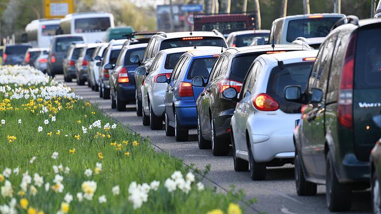 Darauf hat keiner Lust: Stau und lange Autofahrten haben schon so manchen Urlaub ruiniert. Darauf hat keiner Lust: Stau und lange Autofahrten haben schon so manchen Urlaub ruiniert. 