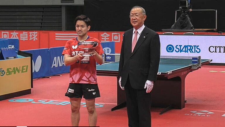 Der frühere Bad Königshofener Mizuki Oikawa (links) ist japanischer Meister im Tischtennis und präsentiert stolz den Kaiser-Pokal.