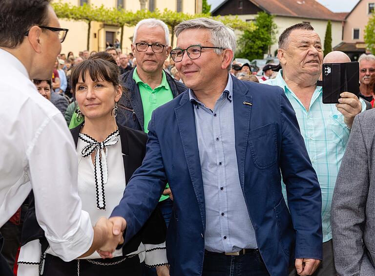Glückwunsch zum Weiterkommen: Julian Müller (links) reicht Jörg Kümmel die Hand, nachdem er selbst ausgeschieden ist. Für Kümmel geht es am 21. Mai in die Stichwahl gegen Matthias Zink.