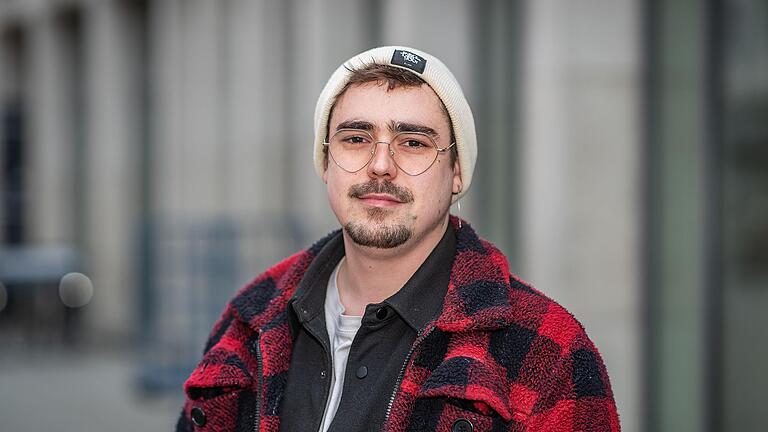 Gabriel Hartung (27) aus Würzburg findet, dass man Bus- und Bahnnetze ausbauen sollte. Gabriel Hartung (27) aus Würzburg findet, dass man Bus- und Bahnnetze ausbauen sollte.