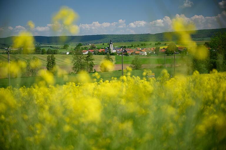 Und noch einmal umdrehen bitte: Bei der Auffahrt in den kleinen Ort Fuchsstadt bietet sich ein tolles Panorama auf Wettringen und den Kamm der Haßberge im Hintergrund. Und noch einmal umdrehen bitte: Bei der Auffahrt in den kleinen Ort Fuchsstadt bietet sich ein tolles Panorama auf Wettringen und den Kamm der Haßberge im Hintergrund.