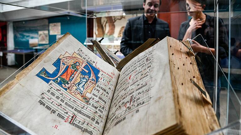 Kostbare Werke, viele davon mit Buchmalereien, sind noch bis zum 7. Juli in der Ausstellung 'Elfenbein und Ewigkeit' in der Universitätsbibliothek Würzburg am Hubland zu sehen.&nbsp;