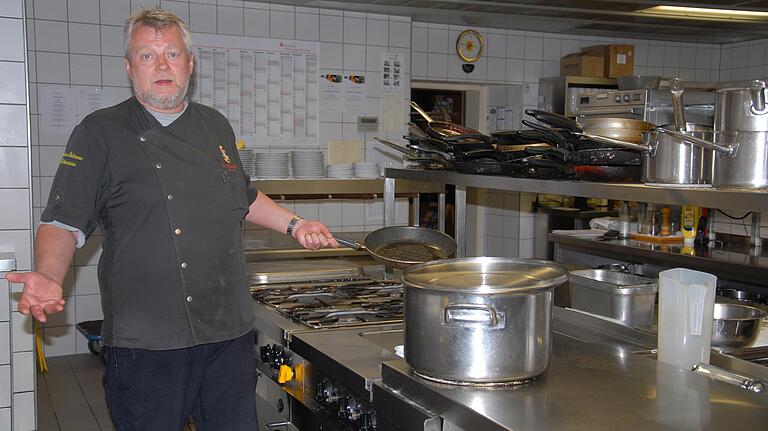 Küchenmeister Andreas Goldmann in seiner Küche in Rödelsee: Wegen der Corona-Krise hat er außer seinem Abholservice kaum etwas zu tun. Auch viele Hochzeiten fallen weg. Küchenmeister Andreas Goldmann in seiner Küche in Rödelsee: Wegen der Corona-Krise hat er außer seinem Abholservice kaum etwas zu tun. Auch viele Hochzeiten fallen weg.