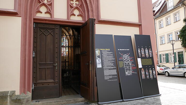Das Portal der St. Elisabeth-Kirche steht tagsüber offen. Bis zum Gitter ist ein Betreten möglich. Das Portal der St. Elisabeth-Kirche steht tagsüber offen. Bis zum Gitter ist ein Betreten möglich.
