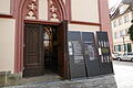 Das Portal der St. Elisabeth-Kirche steht tagsüber offen. Bis zum Gitter ist ein Betreten möglich.