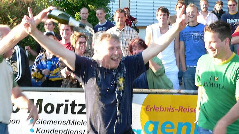 Fußballbegeistert und klatschnass vom Scheitel bis zur Sohle: Lothar Schober bejubelt den Gewinn der Meisterschaft als Trainer des FC Kleinsteinach im Jahr 2005 (Archivfoto). Fußballbegeistert und klatschnass vom Scheitel bis zur Sohle: Lothar Schober bejubelt den Gewinn der Meisterschaft als Trainer des FC Kleinsteinach im Jahr 2005 (Archivfoto).