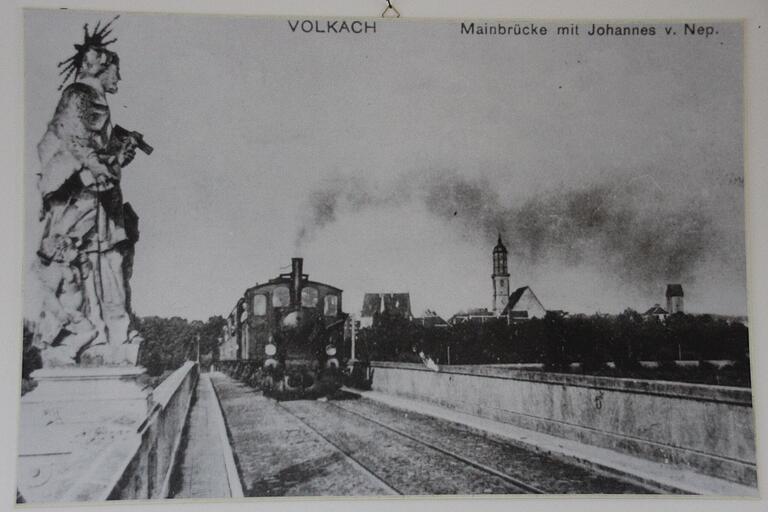 Das Bild dürfte von 1909 sein: Früher führte die Strecke, din, noch über den Main nach Volkach, inzwischen ist in Astheim Endstation. Das Bild dürfte von 1909 sein: Früher führte die Strecke, din, noch über den Main nach Volkach, inzwischen ist in Astheim Endstation.