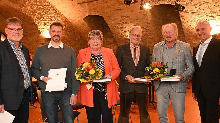 Ehemalige Gemeinderäte erhielten die Bürgermedaille der Gemeinde Giebelstadt, von links: Roland Heinrich, Oliver Schäffner, Erni Aumüller, Ulrich Pabst und Theo Düll mit Bürgermeister Helmut Krämer. Ehemalige Gemeinderäte erhielten die Bürgermedaille der Gemeinde Giebelstadt, von links: Roland Heinrich, Oliver Schäffner, Erni Aumüller, Ulrich Pabst und Theo Düll mit Bürgermeister Helmut Krämer.