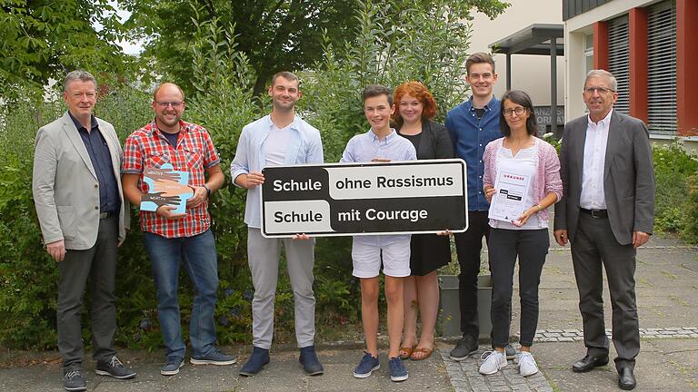 Auf dem Foto von links stellvertretender Schulleiter Frank Gleichmann, Alexander Salomonson, Nico Hillecke, Felix Volz, Katharina Lehmann, Kilian Ort, Kristina Neundorf, Schulleiter Wolfgang Klose. Auf dem Foto von links stellvertretender Schulleiter Frank Gleichmann, Alexander Salomonson, Nico Hillecke, Felix Volz, Katharina Lehmann, Kilian Ort, Kristina Neundorf, Schulleiter Wolfgang Klose.