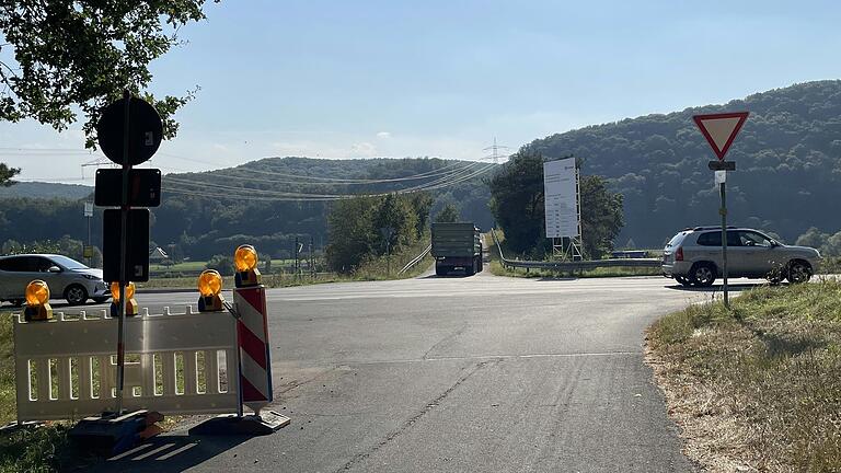 Über einen Feldweg müssen einige Gambacher derzeit in und aus dem Ort fahren. Das Problem: Auf der kreuzenden Bundesstraße sind die Autos mit 100 Kilometern pro Stunde unterwegs und rechnen nicht mit der Abzweigung. Über einen Feldweg müssen einige Gambacher derzeit in und aus dem Ort fahren. Das Problem: Auf der kreuzenden Bundesstraße sind die Autos mit 100 Kilometern pro Stunde unterwegs und rechnen nicht mit der Abzweigung.