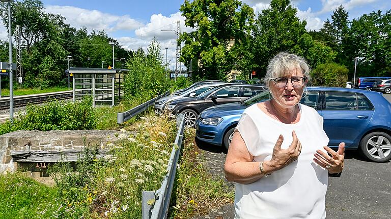 Kein Parkplatz am Bahnhof Seligenstadt: Die Bürgermeisterin von Prosselheim, Birgit Börger, ärgert sich darüber, dass die Bahn ihr Grundstück nicht zur Verfügung stellt, um Pendlern den Umstieg auf den Zug zu ermöglichen. Kein Parkplatz am Bahnhof Seligenstadt: Die Bürgermeisterin von Prosselheim, Birgit Börger, ärgert sich darüber, dass die Bahn ihr Grundstück nicht zur Verfügung stellt, um Pendlern den Umstieg auf den Zug zu ermöglichen. 