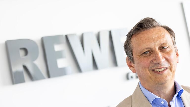Rewe-Chef Lionel Souque       -  Rewe-Chef Souque ist zufrieden mit dem Jahr 2024.
