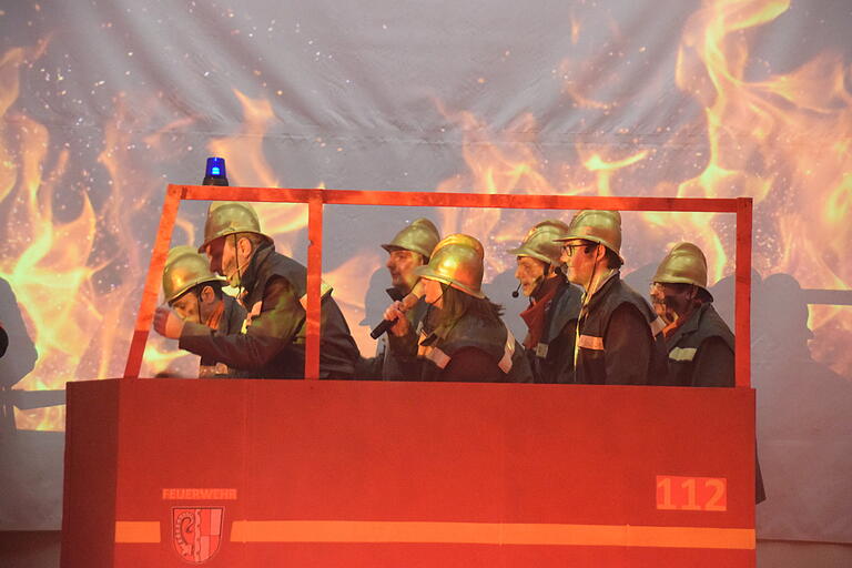 Die Feuerwehr auf dem Weg zum Einsatz: Flott sind sie unterwegs, wenn auch das Anziehen der Montur und der anschließende Einsatz nicht zur Zufriedenheit des Kommandanten verliefen. Die Feuerwehr auf dem Weg zum Einsatz: Flott sind sie unterwegs, wenn auch das Anziehen der Montur und der anschließende Einsatz nicht zur Zufriedenheit des Kommandanten verliefen.