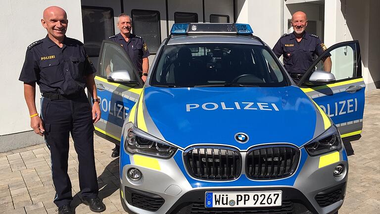 Thomas Pfennig (links) wurde als neuer zweiter Mann bei der Polizeiinspektion Mellrichstadt von Dienststellenleiter Elmar Hofmann (Zweiter von links) begrüßt. Sein Vorgänger Thomas Ebert (rechts) kehrt nach einem halben Jahr in Mellrichstadt nach Schweinfurt zurück. Thomas Pfennig (links) wurde als neuer zweiter Mann bei der Polizeiinspektion Mellrichstadt von Dienststellenleiter Elmar Hofmann (Zweiter von links) begrüßt. Sein Vorgänger Thomas Ebert (rechts) kehrt nach einem halben Jahr in Mellrichstadt nach Schweinfurt zurück.
