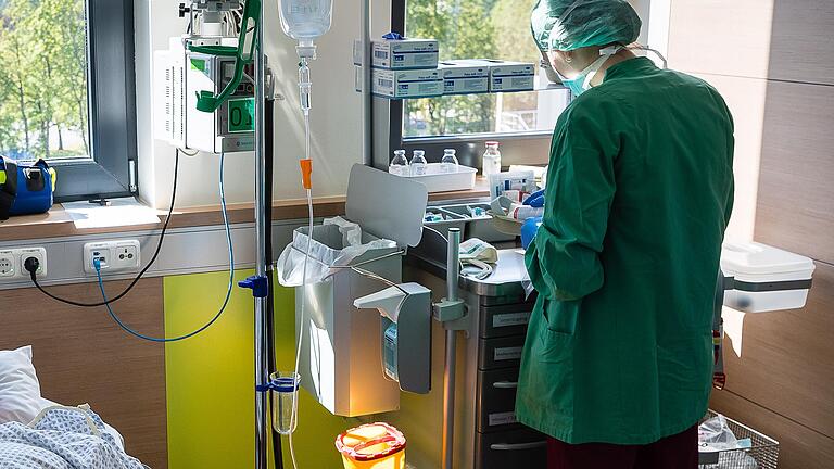 Ein Patient wird im&nbsp; Ambulanten Operationszentrum des Leopoldina-Krankenhauses&nbsp; auf einen Eingriff vorbereitet.&nbsp;