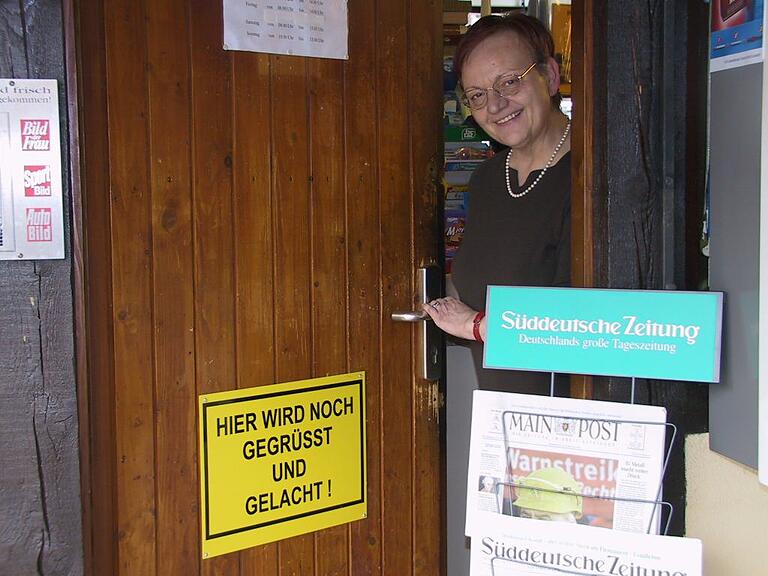 So kannte man Brigitte Lindner: als Inhaberin des Kiosks bei der Post in Gerolzhofen. Das gelbe Schild an der Eingangstür war auch eine Art Lebensmotto. So kannte man Brigitte Lindner: als Inhaberin des Kiosks bei der Post in Gerolzhofen. Das gelbe Schild an der Eingangstür war auch eine Art Lebensmotto.